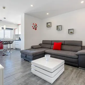  Apartamento Red Velvet 1 Bdr Flat With Balcony By Lovelystay